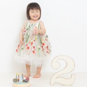 お花がいっぱい散りばめられたチュールスカートを2歳の女の子が着用している衣装紹介写真