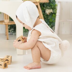 白いうさぎの衣装を着た1歳の子どもが写っている写真