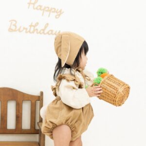 うさぎの帽子をかぶって、しっぽがついた衣装を着ている女の子の写真