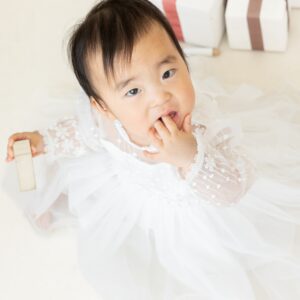 白いチュールのドレスを着た女の子が印象的な1枚